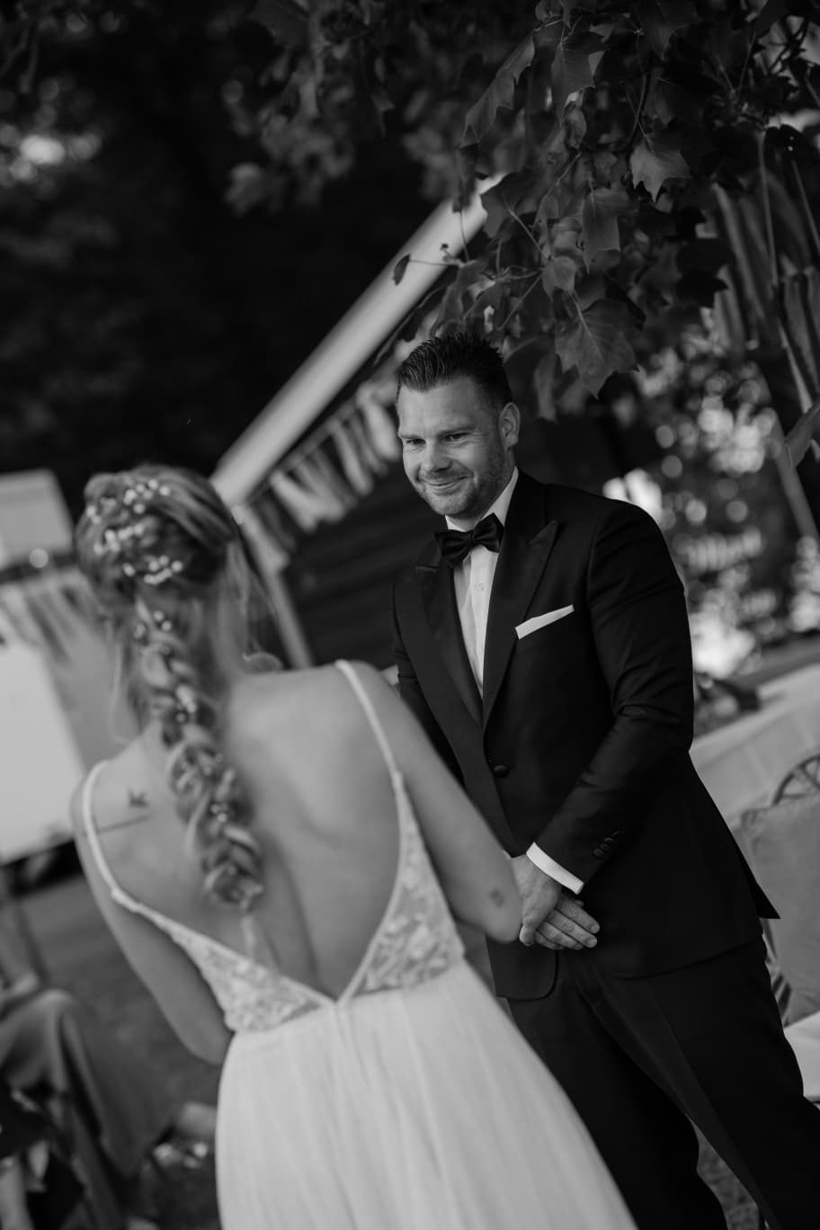 Bruid en bruidegom kijken elkaar aan tijdens de ceremonie