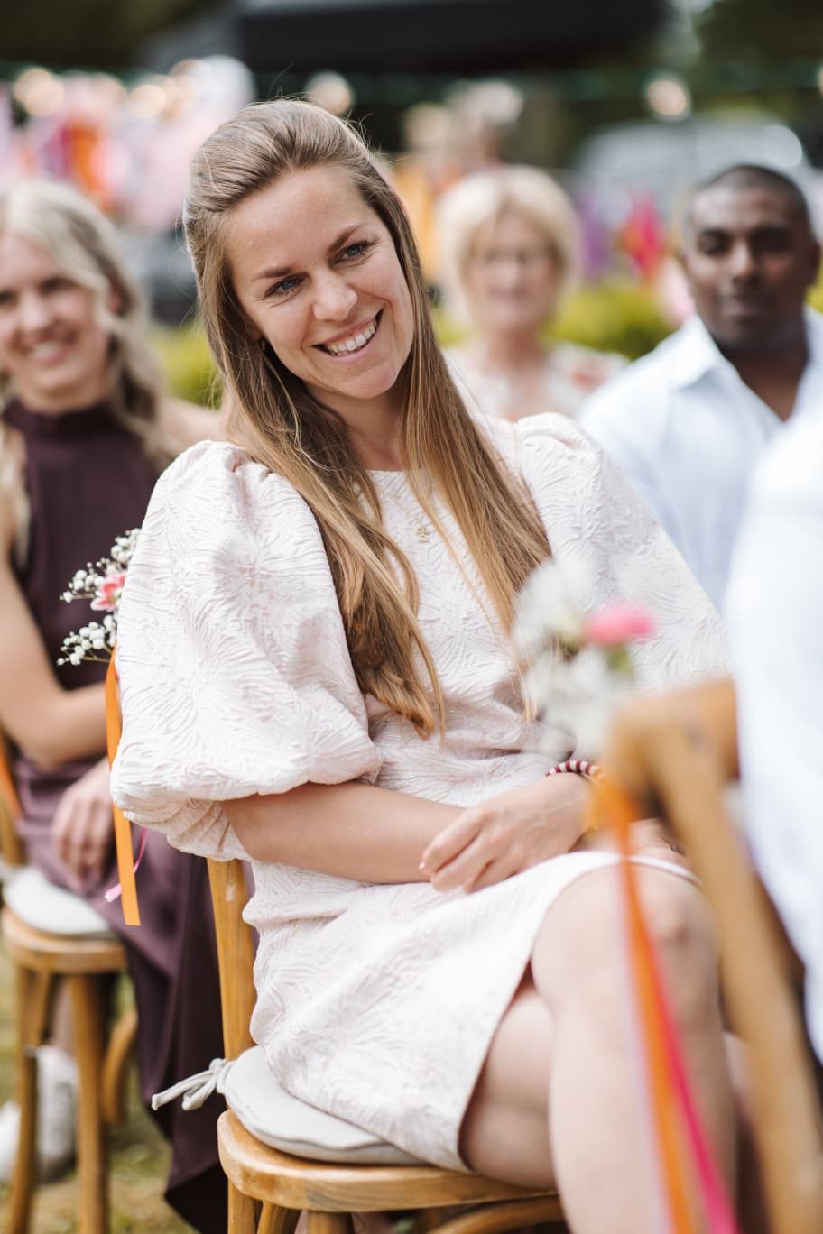 Gast lacht tijdens de ceremonie